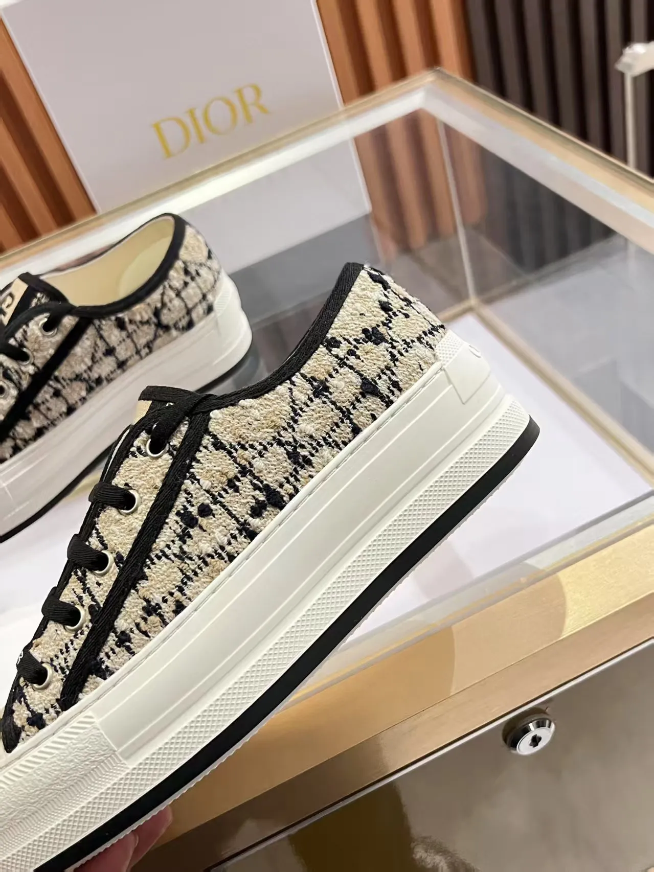 👟👟Ex-factory price 520👟👟 Walk‘n’Dior embroidered mid-top casual shoes are new in 2025. On the fashion stage, Dior embroidered shoes are the well-deserved protagonist. Delicate stitching is used on the upper, every stitch is devoted to the craftsman's efforts, and every thread is woven with artistic poetry. From complex floral patterns to smart geometric textures, embroidery is like the magic that gives shoes life, allowing them to show dynamic beauty even in static conditions.   Wearing Dior embroidered shoes feels like stepping into a dream world full of art. It is not only a pair of shoes, but also a walking piece of art that perfectly integrates fashion and culture. Whether you are strolling on the bustling city streets or attending important social occasions, Dior embroidered shoes can add unique charm to your style and become the focus of everyone's attention.   Choosing Dior embroidered shoes means choosing a persistent pursuit of quality and a unique understanding of fashion. Let it accompany you through every wonderful moment and leave your own fashion mark.  Material: Sheepskin lining, feet, silk cowhide, size 35-41, heel height 5cm